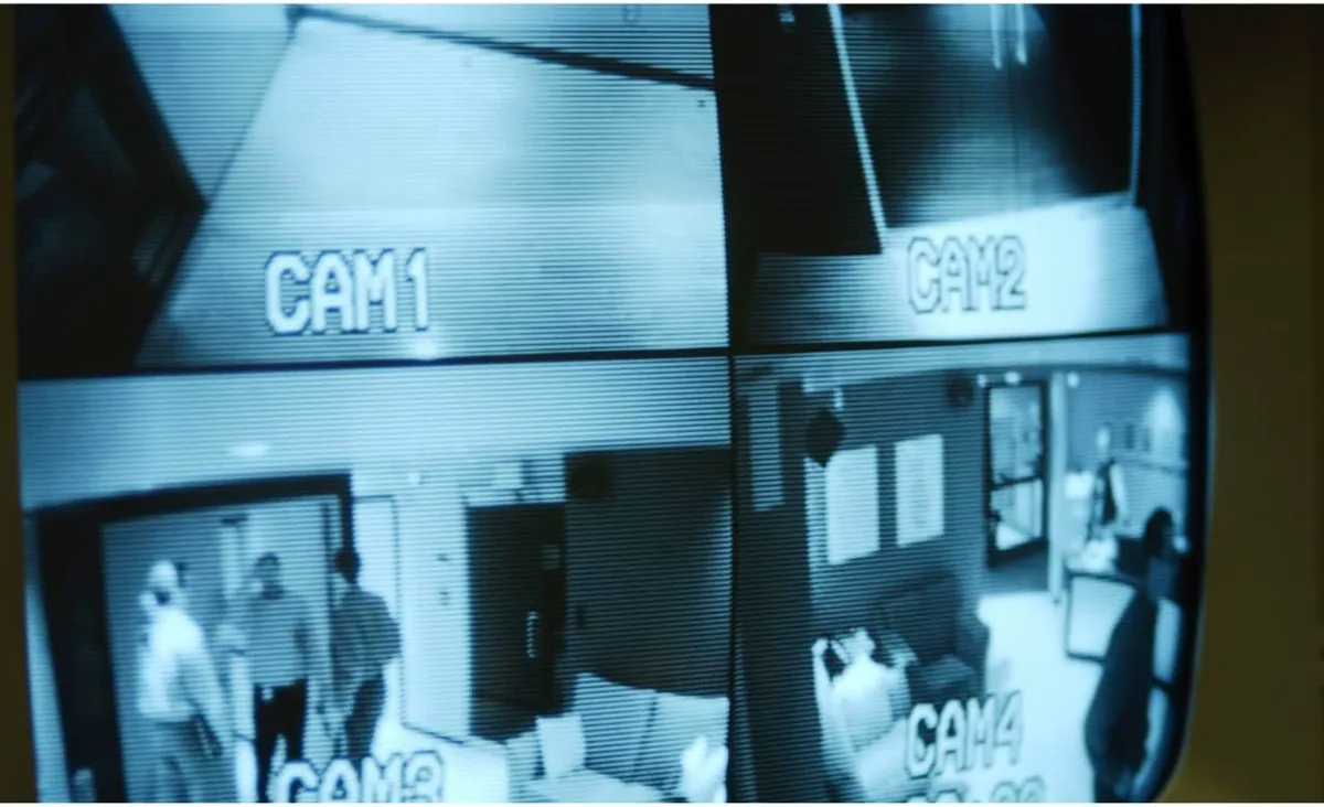 Monitor de DVR mostrando vista CAM1 CAM2 CAM3 CAM4