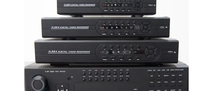 DVRs apilados en evaluación en el laboratorio